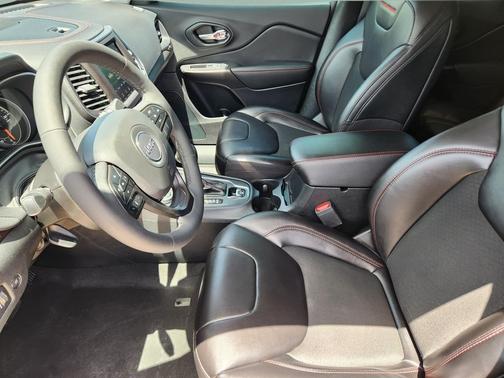 Crystal Metallic 2022 Jeep Cherokee Trailhawk