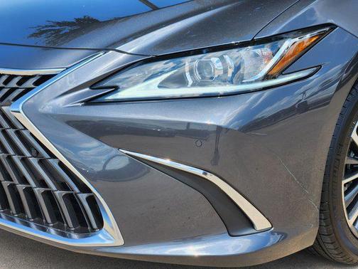 2025 Lexus ES 300h Base