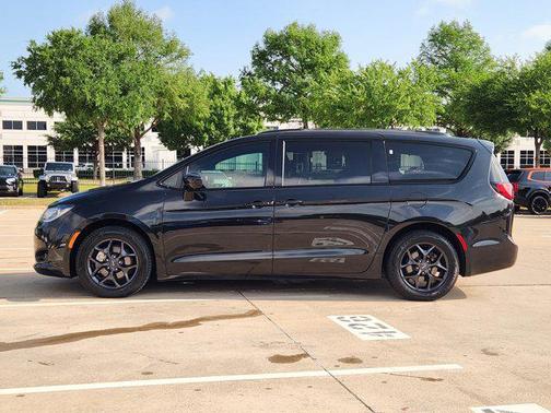 Brilliant Black Crystal Pearlcoat 2019 Chrysler Pacifica Touring-L Plus