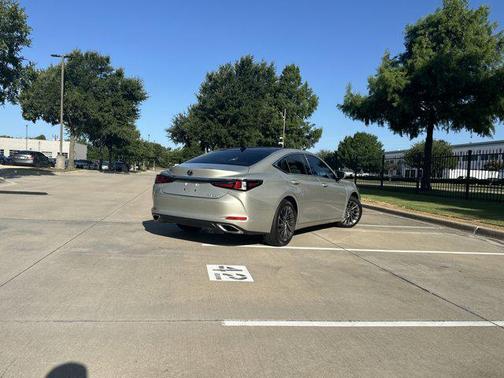 2025 Lexus ES 350 Ultra Luxury
