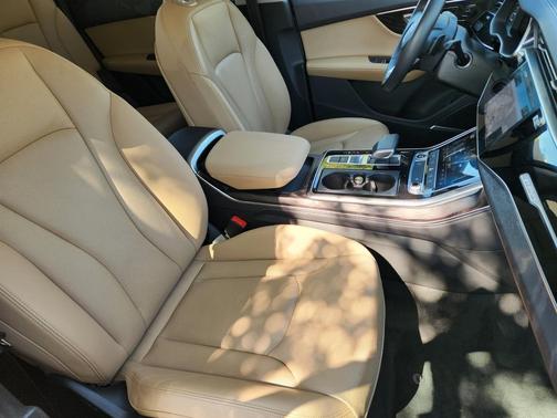 Glacier White Metallic 2023 Audi Q7 45 Premium Plus