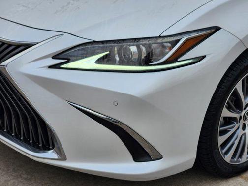 2021 Lexus ES 300h Base