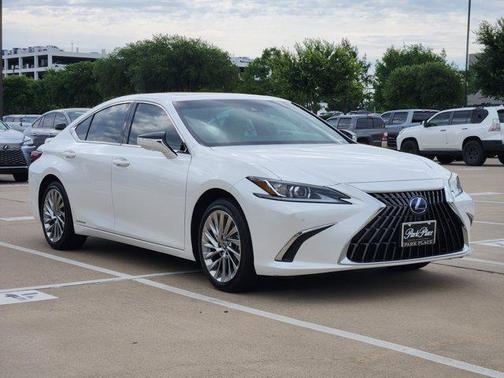 White Pearl 2022 Lexus ES 300h Luxury