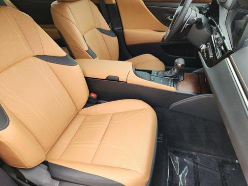 White Pearl 2022 Lexus ES 300h Luxury