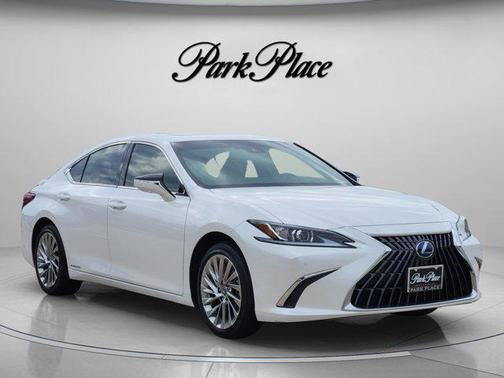 White Pearl 2022 Lexus ES 300h Luxury