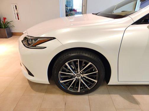 2025 Lexus ES 350 Base