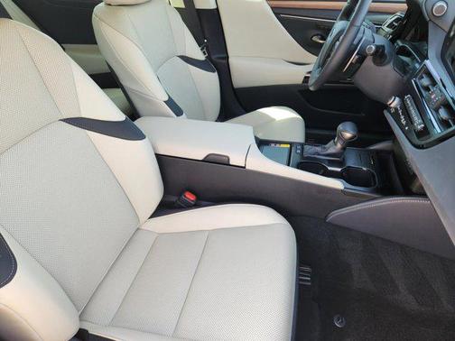 2025 Lexus ES 300h Premium