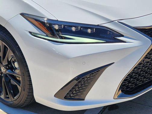 2024 Lexus ES 300h F SPORT Handling