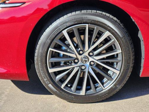 2025 Lexus ES 300h Base