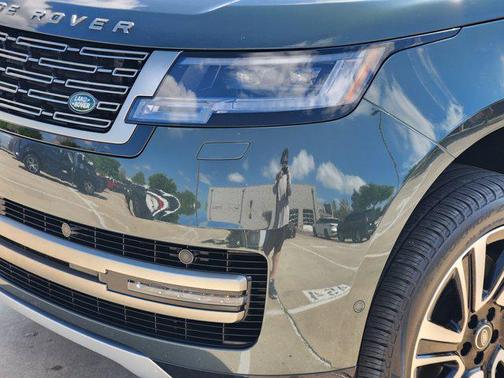 Belgravia Green Metallic 2023 Land Rover Range Rover P530 SE