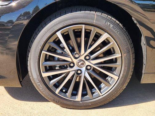 2025 Lexus ES 300h Base