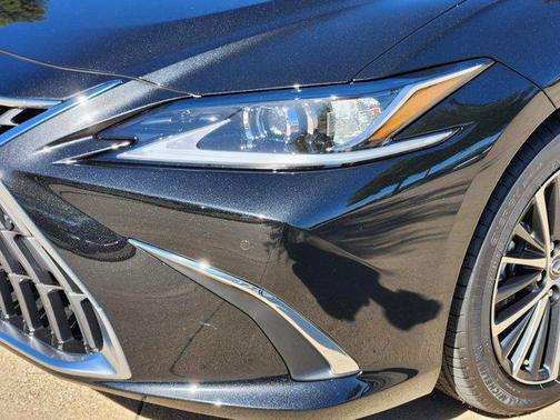 2025 Lexus ES 300h Base