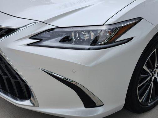2025 Lexus ES 300h Base
