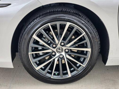 2025 Lexus ES 300h Base