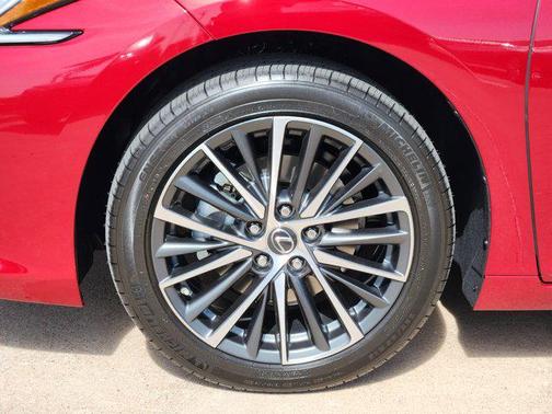 2025 Lexus ES 300h Base