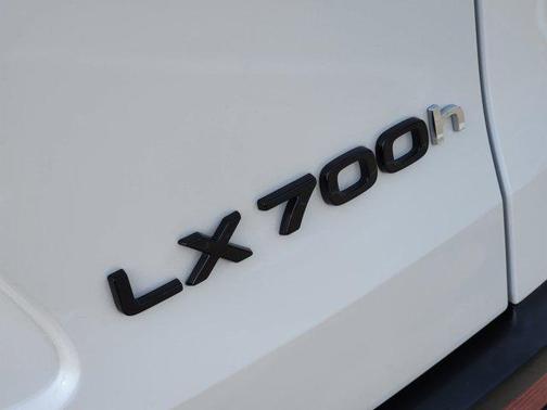 2025 Lexus LX 700h Luxury