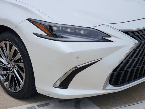 White Pearl 2025 Lexus ES 300h Ultra Luxury
