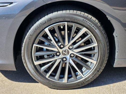 2025 Lexus ES 300h Base