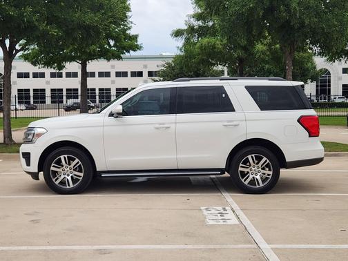 White Metallic 2023 Ford Expedition XLT