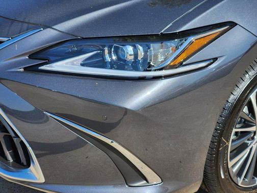 2025 Lexus ES 300h Base