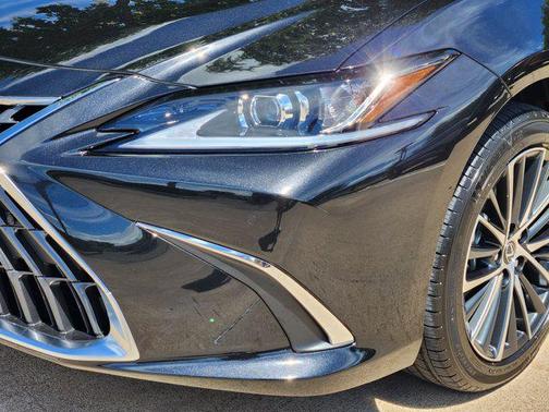 2025 Lexus ES 300h Base
