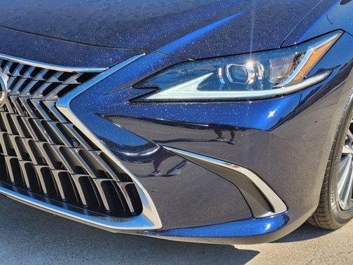 2025 Lexus ES 300h Base