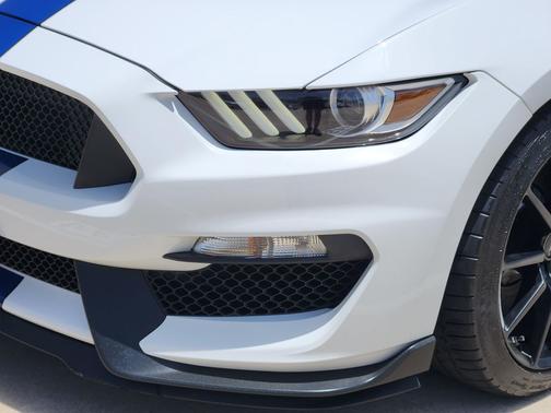 Oxford White 2017 Ford Shelby GT350 Base