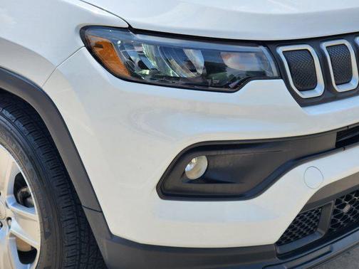 Bright White Clearcoat 2022 Jeep Compass Latitude