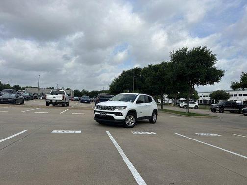 Bright White Clearcoat 2022 Jeep Compass Latitude