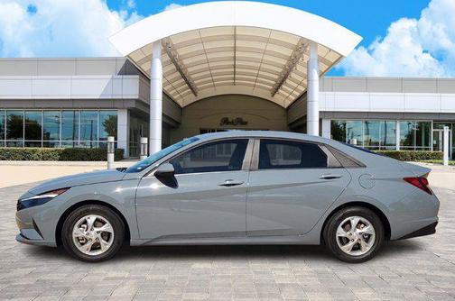 2022 Hyundai ELANTRA SE