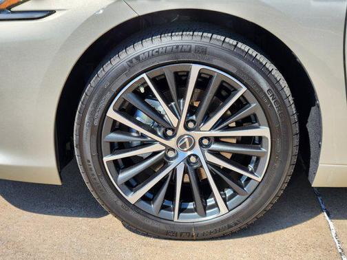 2025 Lexus ES 300h Base