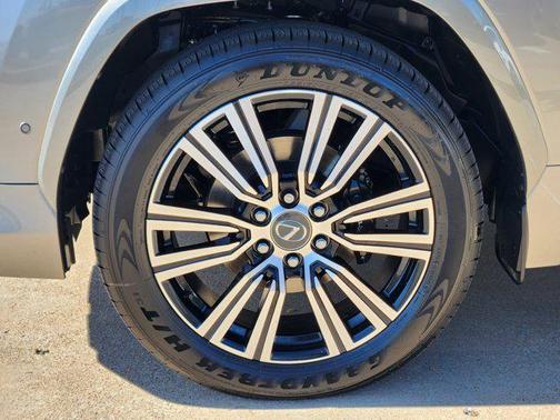 2025 Lexus LX 700h Luxury