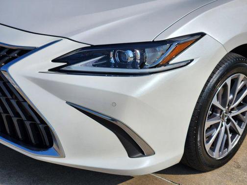 2022 Lexus ES 300h Base