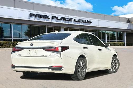 2022 Lexus ES 300h Base
