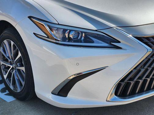 2022 Lexus ES 300h Base