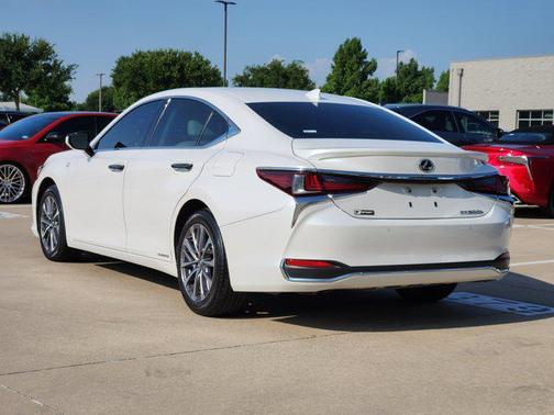 2022 Lexus ES 300h Base