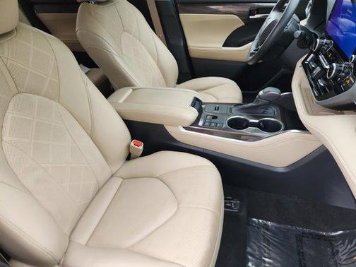 Pearl 2023 Toyota Highlander Platinum