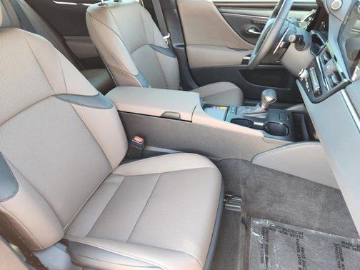 Matador Red Mica 2025 Lexus ES 300h Premium