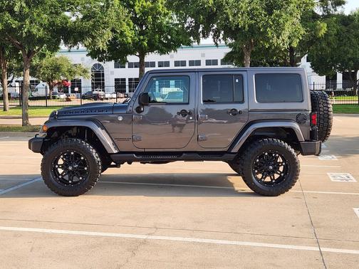 Crystal Metallic 2017 Jeep Wrangler Unlimited Sahara