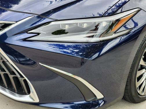 2025 Lexus ES 300h Base