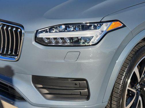 2022 Volvo XC90 T6 Momentum