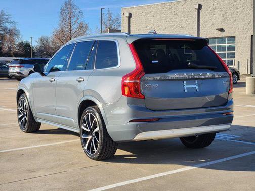2022 Volvo XC90 T6 Momentum