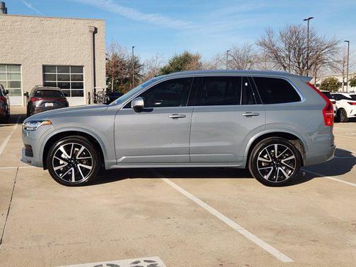 2022 Volvo XC90 T6 Momentum