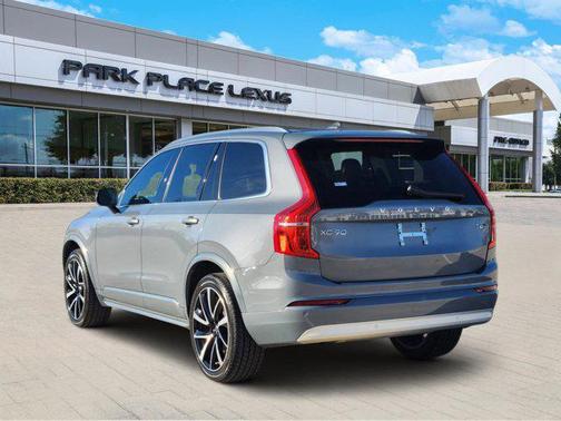 2022 Volvo XC90 T6 Momentum