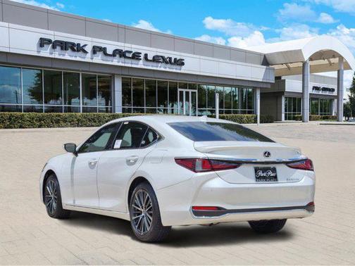 2025 Lexus ES 300h Base