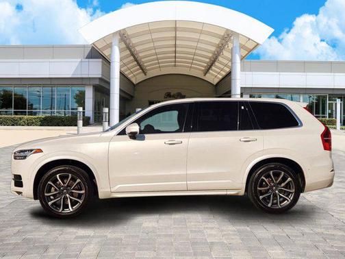 2017 Volvo XC90 T6 Momentum