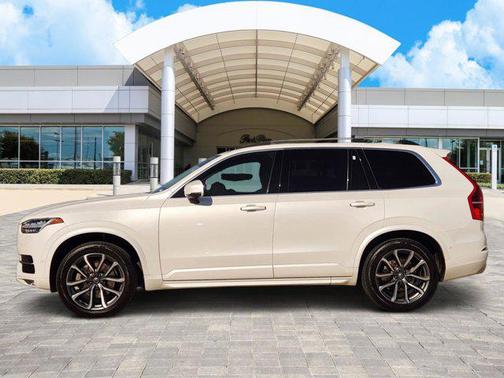 2017 Volvo XC90 T6 Momentum