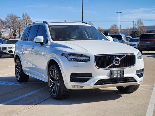 2017 Volvo XC90 T6 Momentum