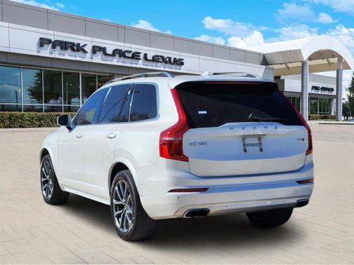 2017 Volvo XC90 T6 Momentum