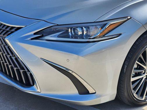 2023 Lexus ES 300h Base